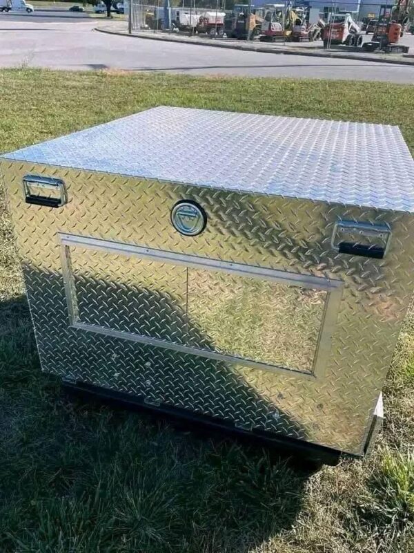 Owens 2-Hole Diamond Deluxe Dog Box with Bottom Storage - Image 5