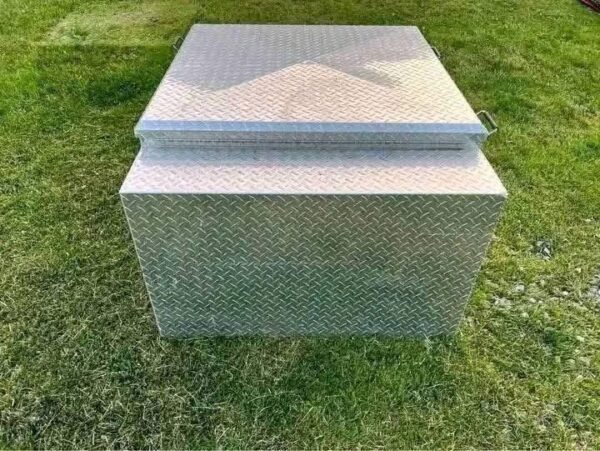 Owens 2-Hole Small Dog Box with Bottom Storage & Side Vents for Mid-Size Trucks - Image 4