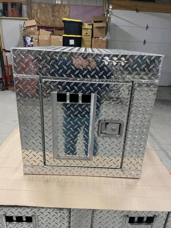  Owens Single Hole Deluxe Dog Box with Side Vents for Mid-Size Trucks