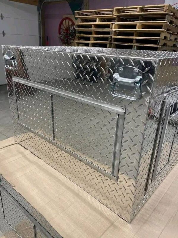  Owens Single Hole Deluxe Dog Box with Side Vents for Mid-Size Trucks - Image 3
